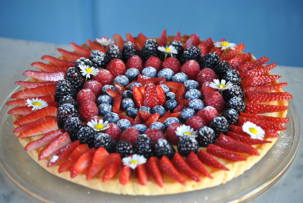 Crostata con crema chantilly e frutti di bosco - Mangioridoamo